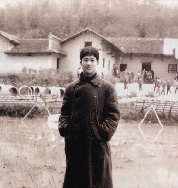 张国立与邓婕婚姻故事_张国立为什么和前妻离婚_张国立与罗秀春离婚原因