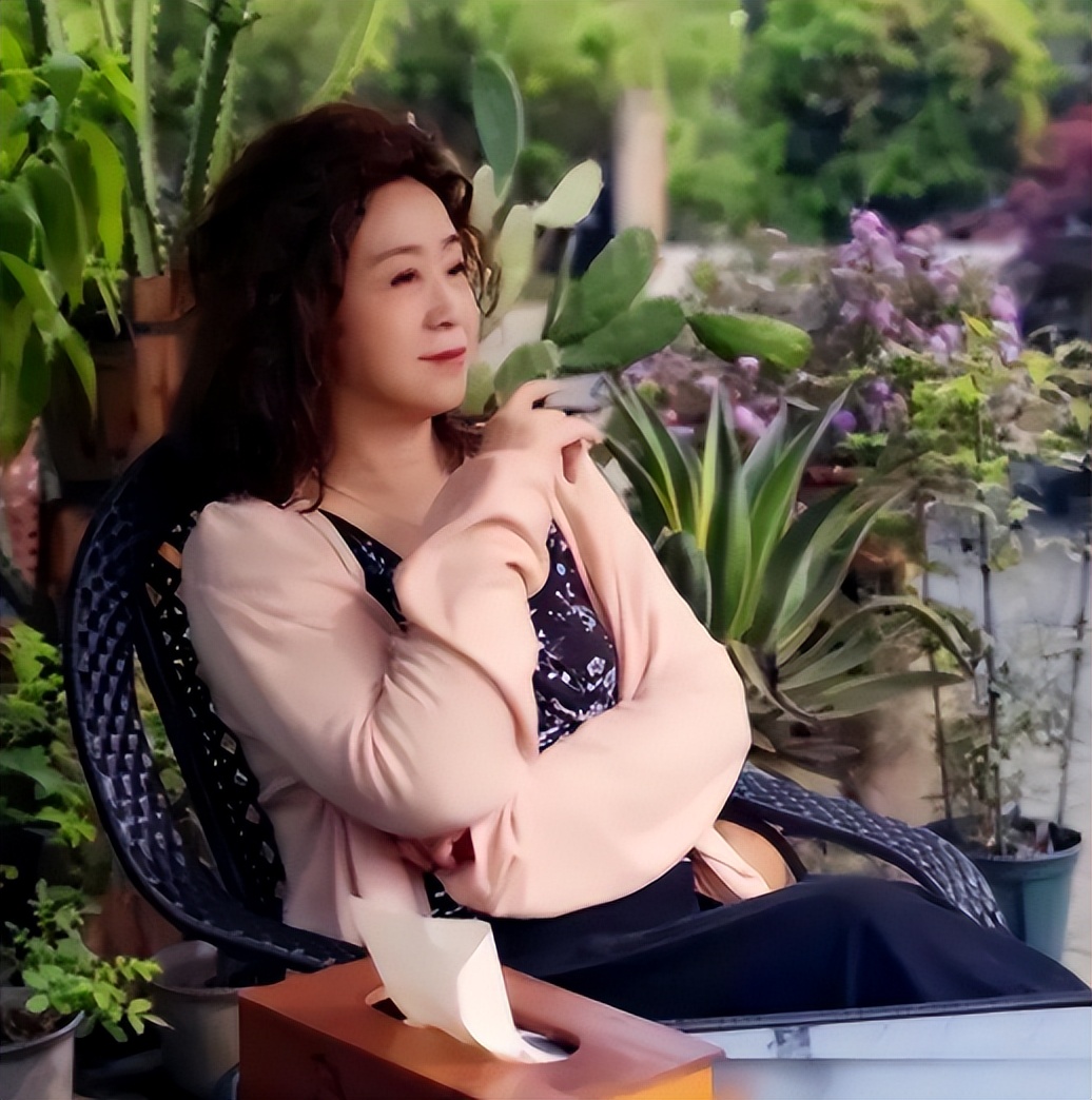 张国立为什么和前妻离婚_张国立与邓婕婚姻故事_张国立与罗秀春离婚原因