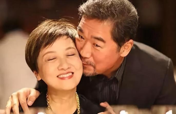 张国立为什么和前妻离婚_张国立与前妻罗秀春离婚原因_张国立与邓婕爱情故事