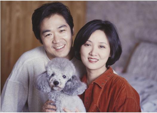 张国立与前妻罗秀春离婚原因_张国立为什么和前妻离婚_张国立与邓婕爱情故事