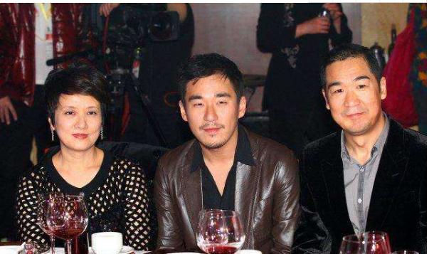 张国立与前妻罗秀春离婚原因_张国立为什么和前妻离婚_张国立与邓婕爱情故事
