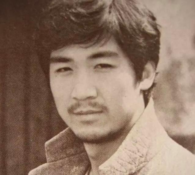 张国立为什么和前妻离婚_张国立与前妻罗秀春离婚原因_张国立与邓婕爱情故事