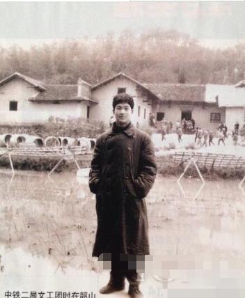 张国立为什么和前妻离婚_张国立与前妻罗秀春离婚原因_张国立与邓婕爱情故事