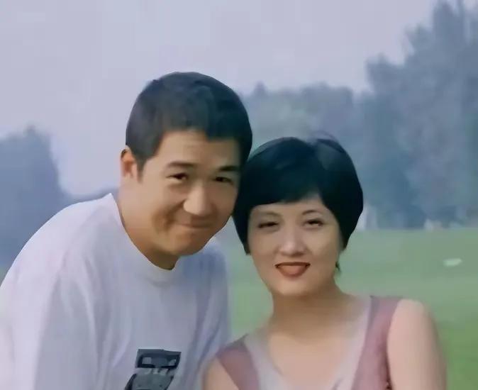 张国立邓婕罗秀春三角关系_张国立为什么和前妻离婚_张国立与邓婕的爱情故事