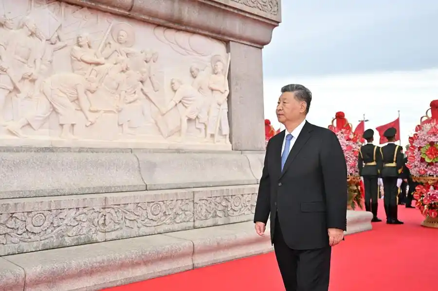 习近平深情瞻仰人民英雄纪念碑_习近平总书记缅怀英烈故事_学习英烈事迹