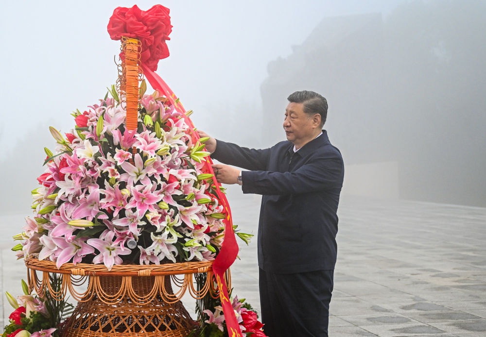 纪念中国人民抗日战争胜利80周年大会_习近平深情瞻仰人民英雄纪念碑_习近平总书记英雄讲话