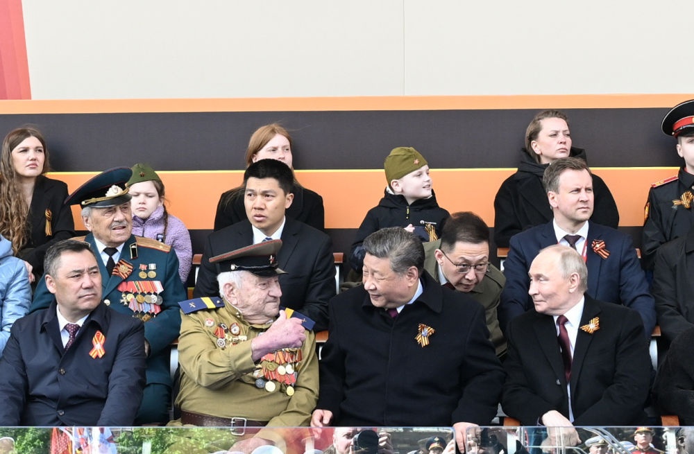 习近平深情瞻仰人民英雄纪念碑_纪念中国人民抗日战争胜利80周年大会_习近平总书记英雄讲话
