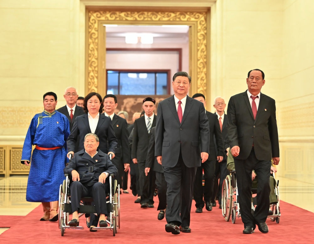 习近平总书记英雄讲话_纪念中国人民抗日战争胜利80周年大会_习近平深情瞻仰人民英雄纪念碑