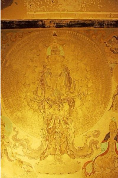线描是我国书法与绘画艺术造型的主要手段，敦煌壁画也继承了这种造型手法，使形象具有高度的概括力。从新石器时代仰韶文化的彩陶纹饰中的编织纹、鸟兽纹、几何纹等，商周青铜器上的云气纹、夔龙凤纹等，再到西汉帛画上的线描，可以看出线条在其中的传承和发展。敦煌壁画继承了线描的刻画方式，表现出其自身的特点。