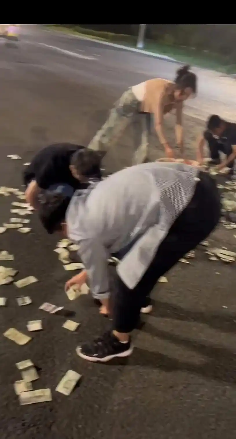 拾金不昧 遗落现金 公交系统_8人自费1万开车护送走失女子回家