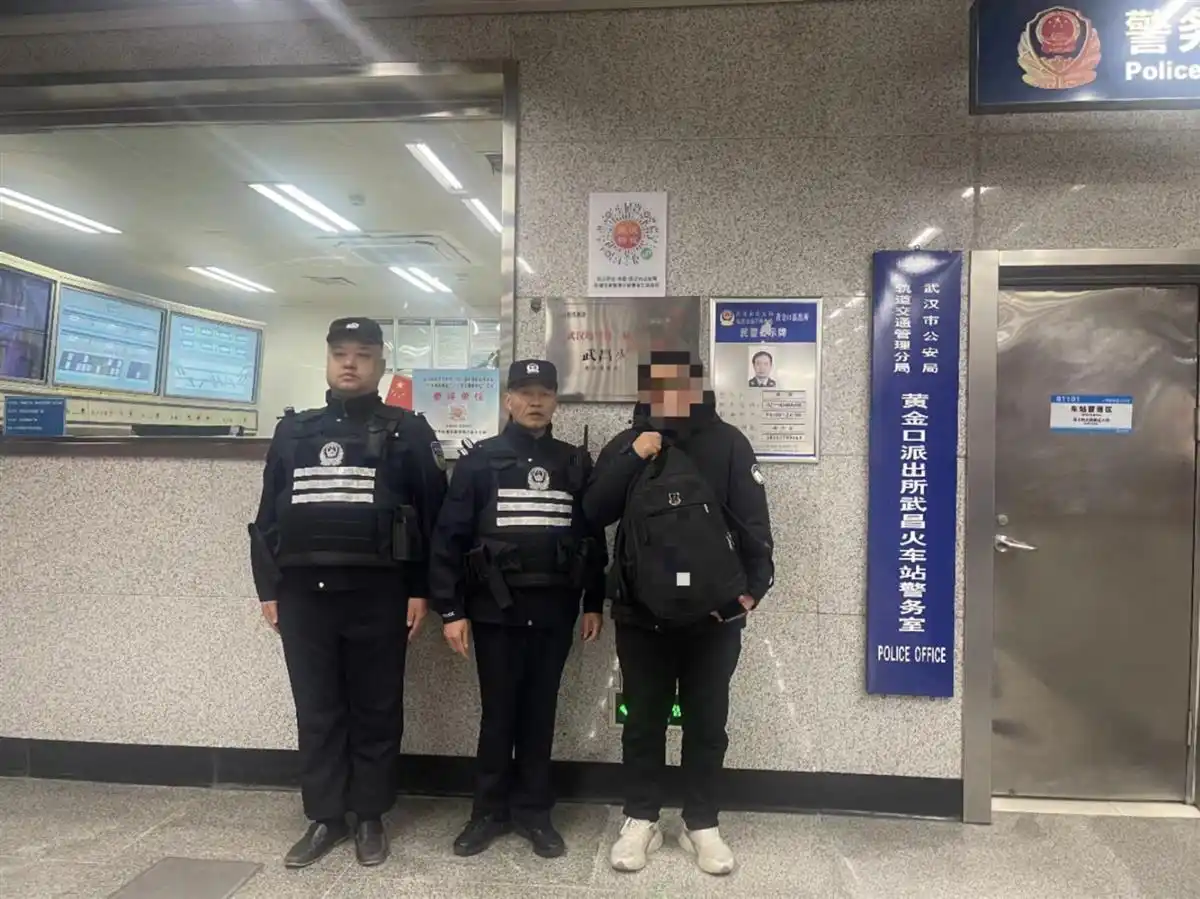 大学生价值9000余元的电脑遗失在地铁站,民警10分钟寻回 大学生价值9000余元的电脑遗失在地铁站,民警10分钟寻回