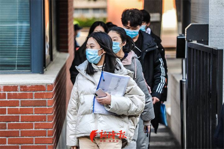 山东高考艺术类校考 线下考点减少 省外高校取消济南考点_美术艺考生面试现场