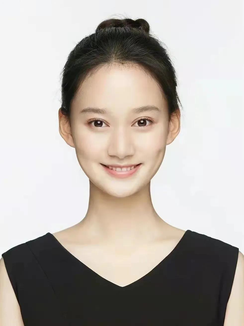 艺考证件照要求_美术艺考生面试现场_明星证件照分析