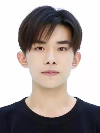 艺考证件照要求_明星证件照分析_美术艺考生面试现场