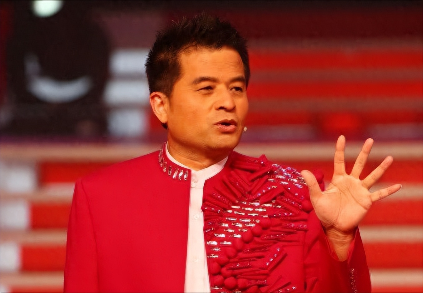 消失多年后，毕福剑与《星光大道》歌手聚会，已不敢喝酒改喝果汁