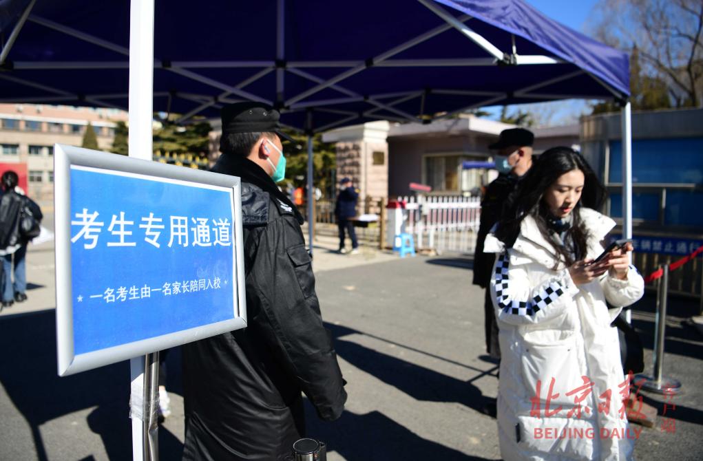 美术艺考生面试现场_2023年艺术类本科招生考试复试_中国传媒大学艺考线下考试