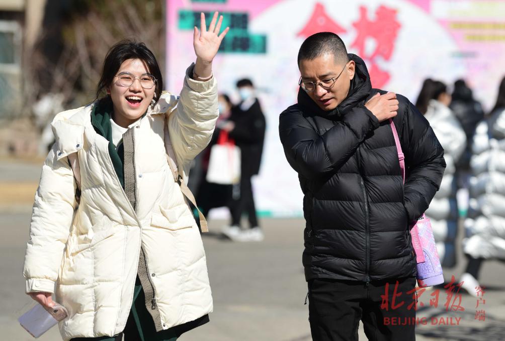 2023年艺术类本科招生考试复试_中国传媒大学艺考线下考试_美术艺考生面试现场