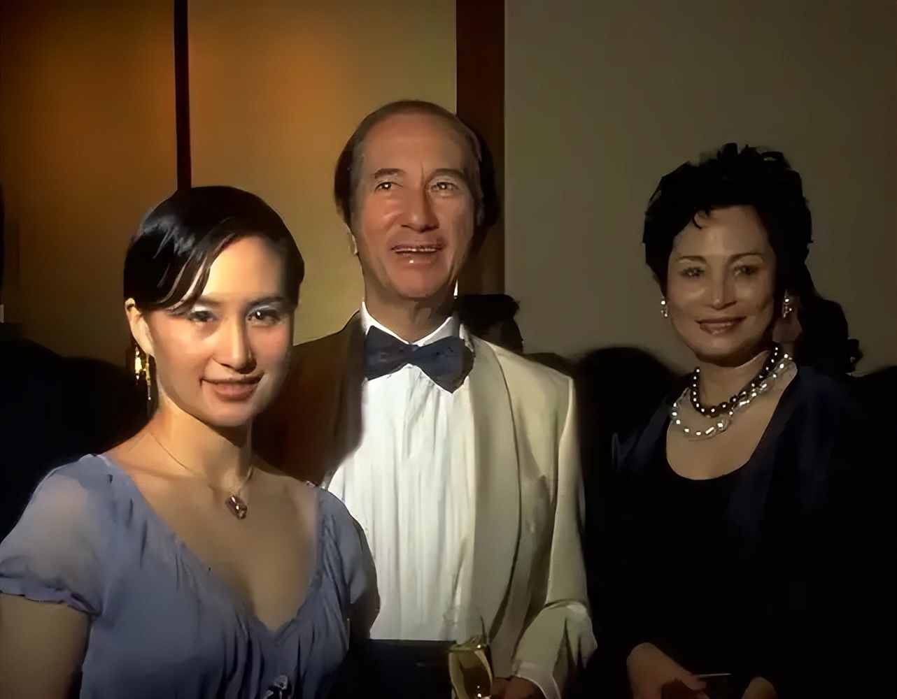 何鸿燊夸赞何超琼_何鸿燊评价李嘉欣与何超琼_赌王何鸿燊视频