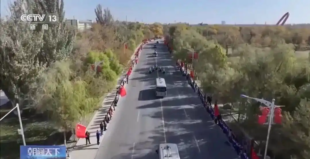 航天员出征全新转运车设计细节_神二十一全新转运车:车牌写万无一失_神舟二十一号航天员专用红旗转运车升级特点