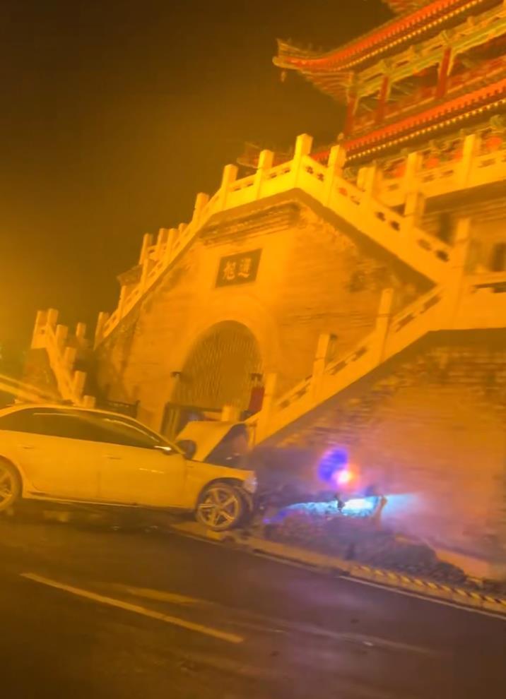 轿车凌晨撞上西安鄠邑钟楼基座,文管所称楼梯和下方墙面受损,交警:无伤亡,案件正在办理 轿车凌晨撞上西安鄠邑钟楼基座,文管所称楼梯和下方墙面受损,交警:无伤亡,案件正在办理