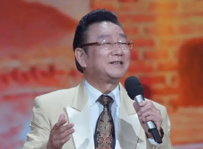 赵本山怒批蒋大为啥也不是?瞧不起农民?脸都被打肿了,能说什么? 赵本山怒批蒋大为啥也不是?瞧不起农民?脸都被打肿了,能说什么?