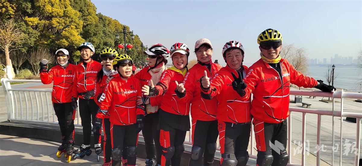 轮滑让人着迷!江城数百名老人变身“追风族” 轮滑让人着迷!江城数百名老人变身“追风族”