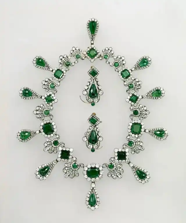 卢浮宫阿波罗画廊珠宝盗窃案_卢浮宫追回的失窃皇冠被压平_法国王室珠宝失窃事件