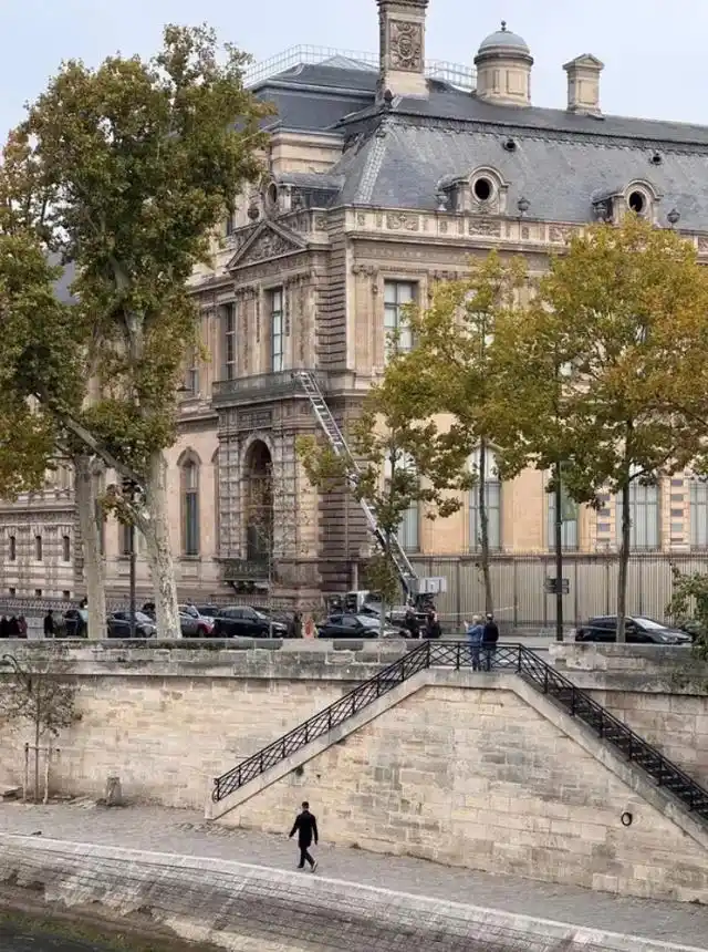 法国王室珠宝失窃事件_卢浮宫追回的失窃皇冠被压平_卢浮宫阿波罗画廊珠宝盗窃案