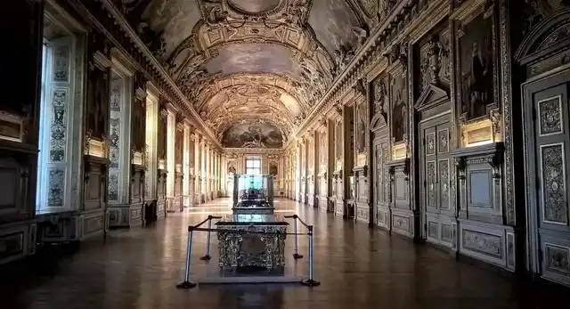 卢浮宫追回的失窃皇冠被压平_卢浮宫阿波罗画廊珠宝盗窃案_法国王室珠宝失窃事件