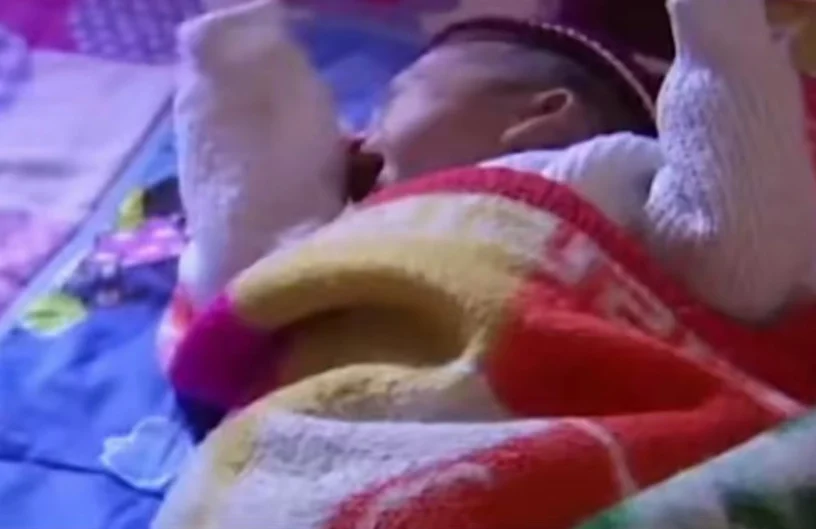 太平间发现弃婴故事_江西靖安医院弃婴事件_雨夜弃婴