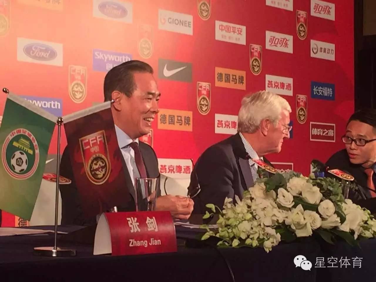 足球新闻发布会流程_国足新任主帅里皮新闻发布会_里皮国足执教计划与目标