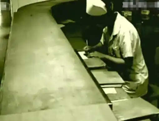 2011年,江西弃婴靠雨水在太平间存活八天八夜,迎来10位爱心爸爸 2011年,江西弃婴靠雨水在太平间存活八天八夜,迎来10位爱心爸爸