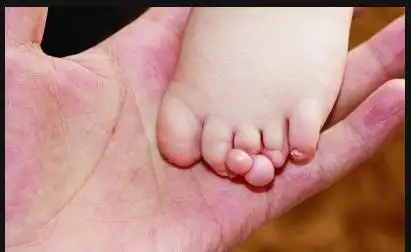 雨夜弃婴_江西弃婴雨中太平间生存八天_护士发现弃婴停尸房真相