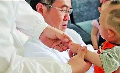 江西弃婴雨中太平间生存八天_护士发现弃婴停尸房真相_雨夜弃婴