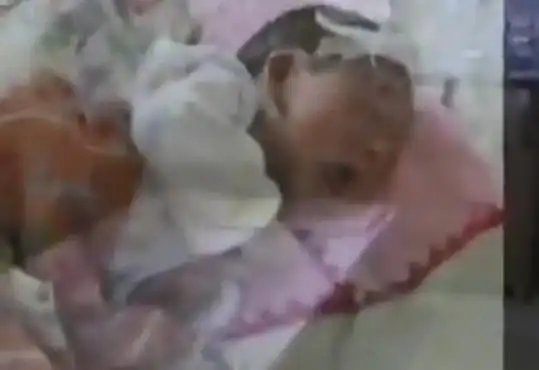 雨夜弃婴_江西弃婴雨中太平间生存八天_护士发现弃婴停尸房真相