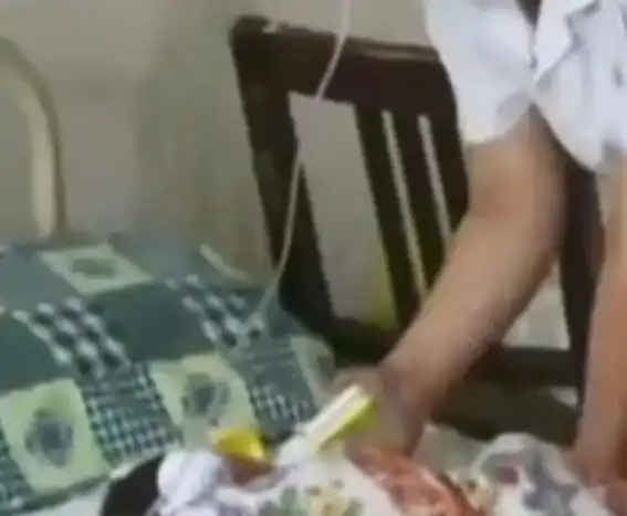 护士发现弃婴停尸房真相_江西弃婴雨中太平间生存八天_雨夜弃婴