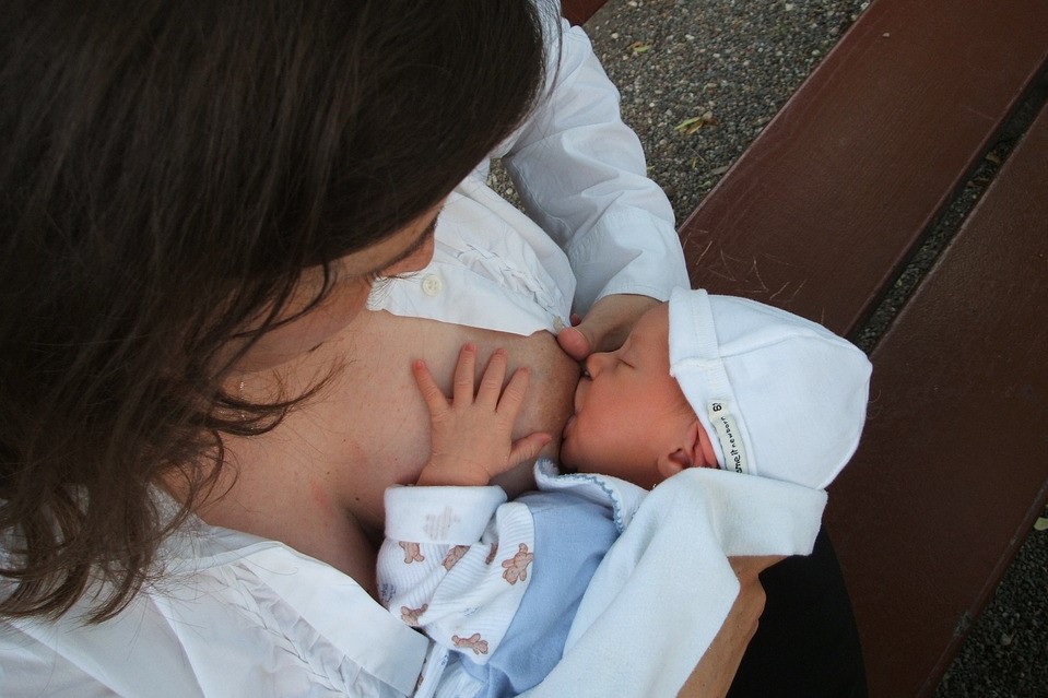 新手妈妈夜奶喂养注意事项_妈妈喂宝宝_宝宝夜奶喂奶姿势