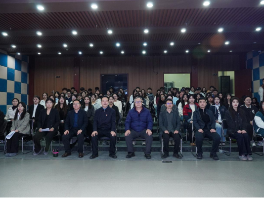 “沉浸式”模拟“新闻发布会”,这堂实践课走心了! “沉浸式”模拟“新闻发布会”,这堂实践课走心了!