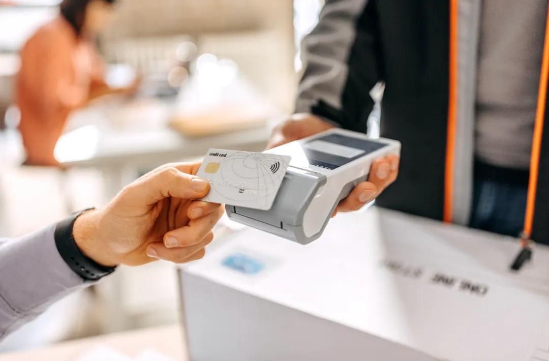 交易量萎缩、开户数腰斩，信用卡透支利率下调