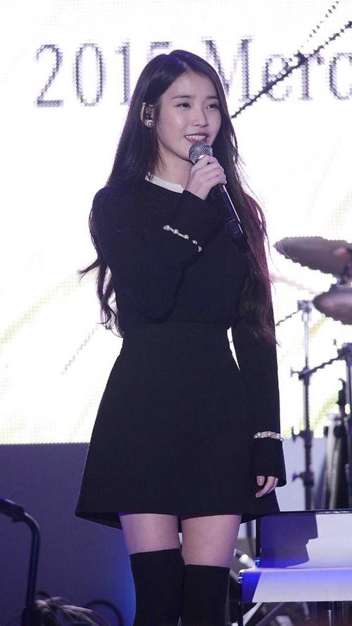 李知恩丝袜写真 时尚力量 丝袜写真争议_学妹的性感白丝袜