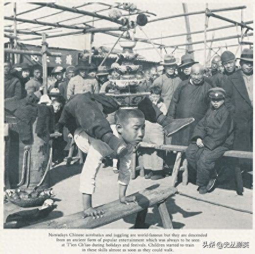 北京民俗老照片：天桥耍杂技的孩子