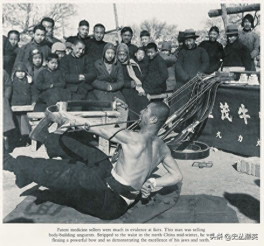 北京民俗老照片:天桥耍杂技的孩子