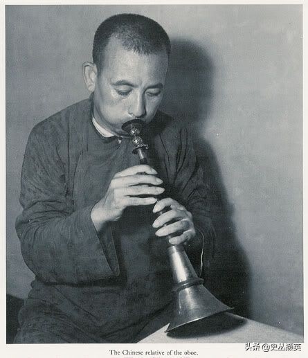 北京民俗老照片:天桥耍杂技的孩子