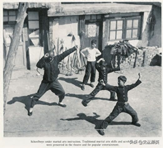 北京民俗老照片:天桥耍杂技的孩子