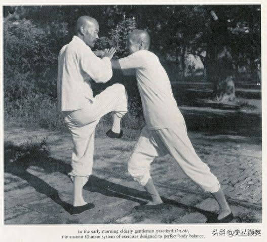 北京民俗老照片:天桥耍杂技的孩子