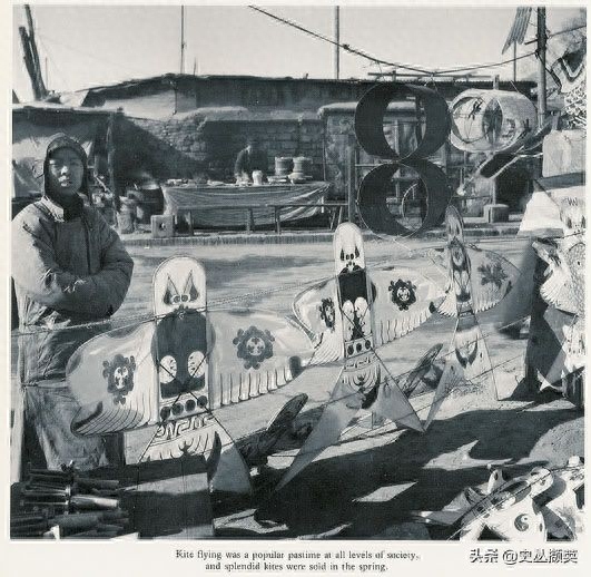 北京民俗老照片:天桥耍杂技的孩子