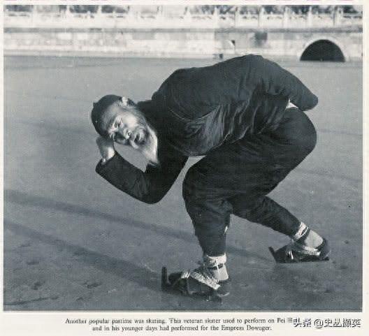 北京民俗老照片:天桥耍杂技的孩子