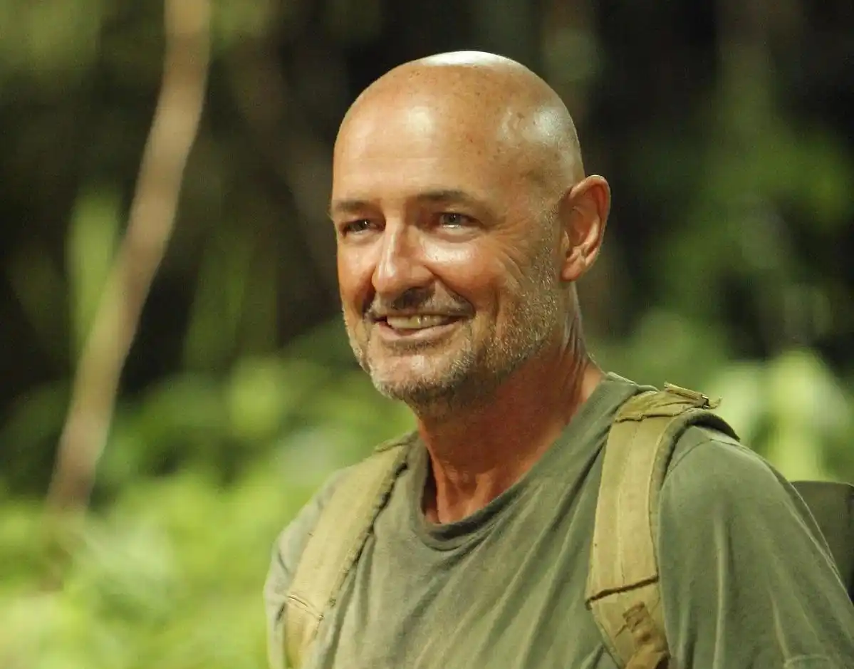 演员一人分饰多角_演员角色变换技巧_面具说话撕裂人电影