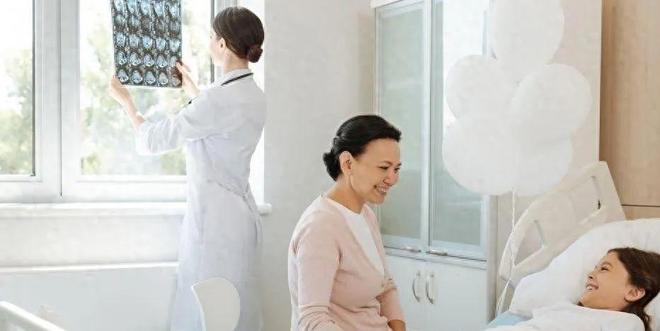 伺候公婆六年被小叔子一个耳光打醒,她把公婆送上车:不伺候了