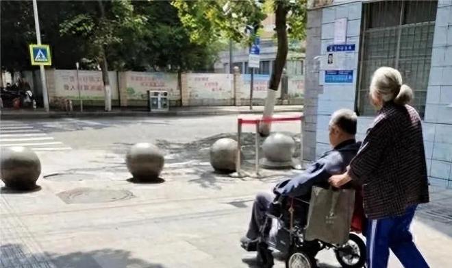 伺候公婆六年被小叔子一个耳光打醒,她把公婆送上车:不伺候了